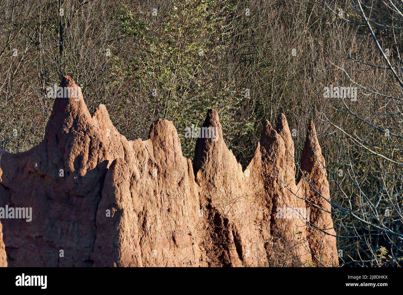 Le piramidi di Katyn dalle forme appuntite e di colore marrone-rossastro, situate a nord-est del villaggio di Katina sulle pendici meridionali di Stara Planina, S. Foto Stock