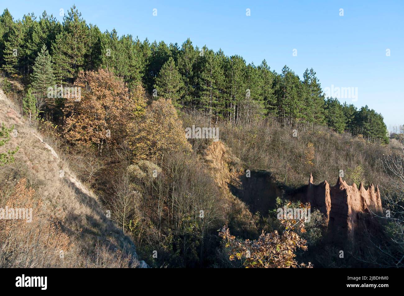 Le piramidi di Katyn dalle forme appuntite e di colore marrone-rossastro, situate a nord-est del villaggio di Katina sulle pendici meridionali di Stara Planina, S. Foto Stock