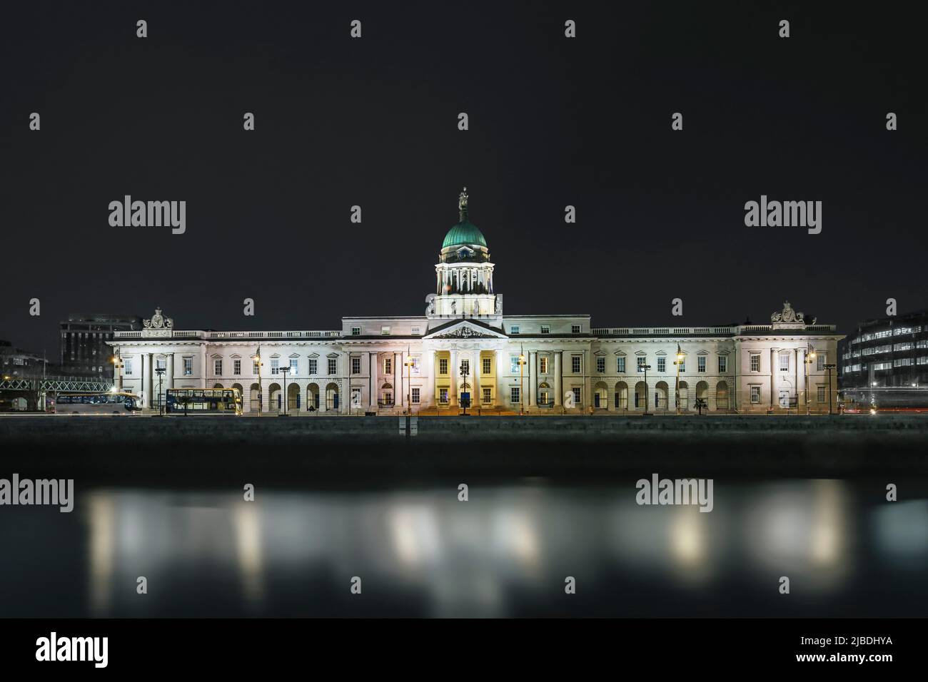 Dublino Custom House di notte di fronte al fiume Liffey. Dublino, Irlanda. Foto Stock