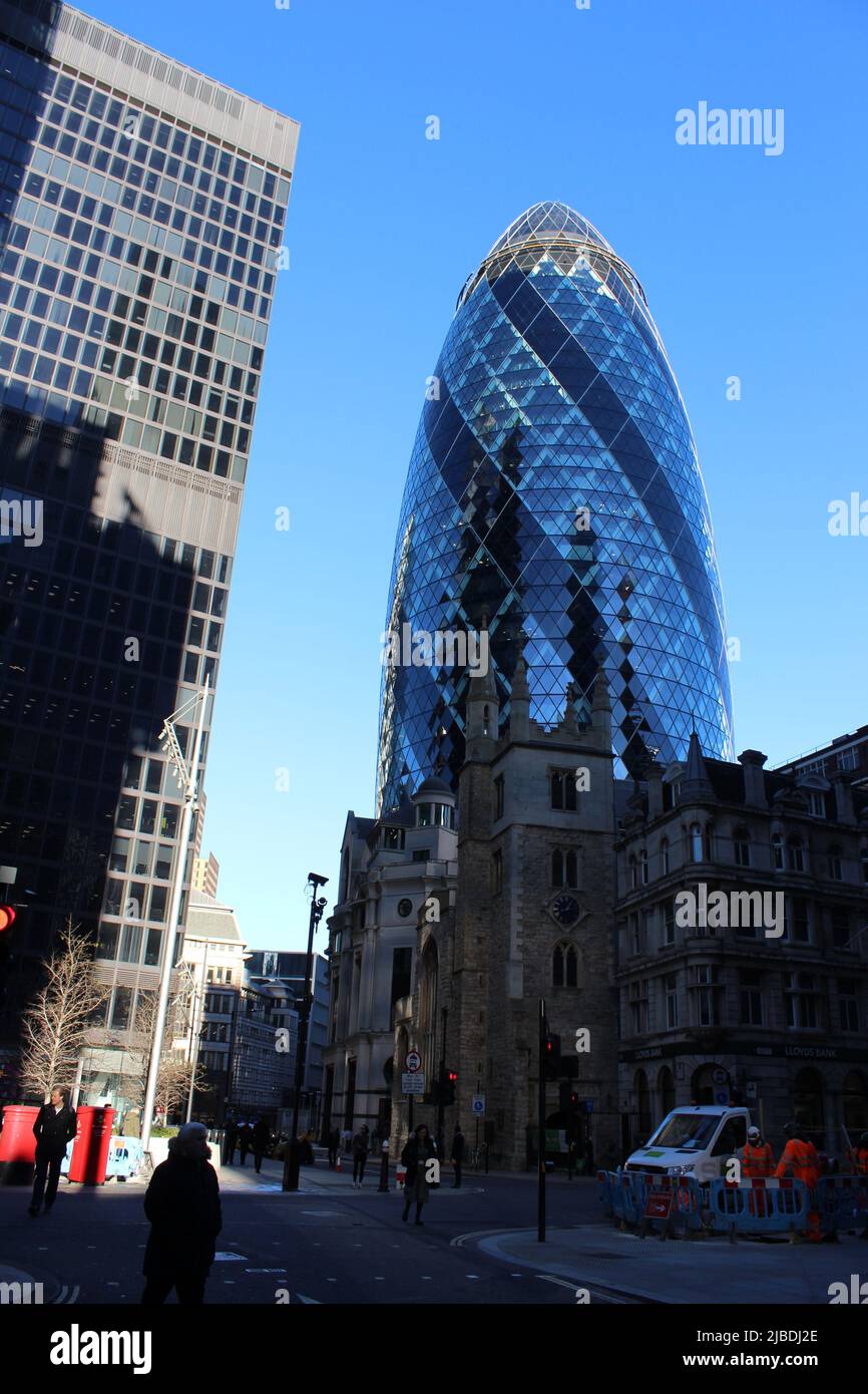 Il Gherkin Building, vista da Leadenhall Street, Londra città Foto Stock