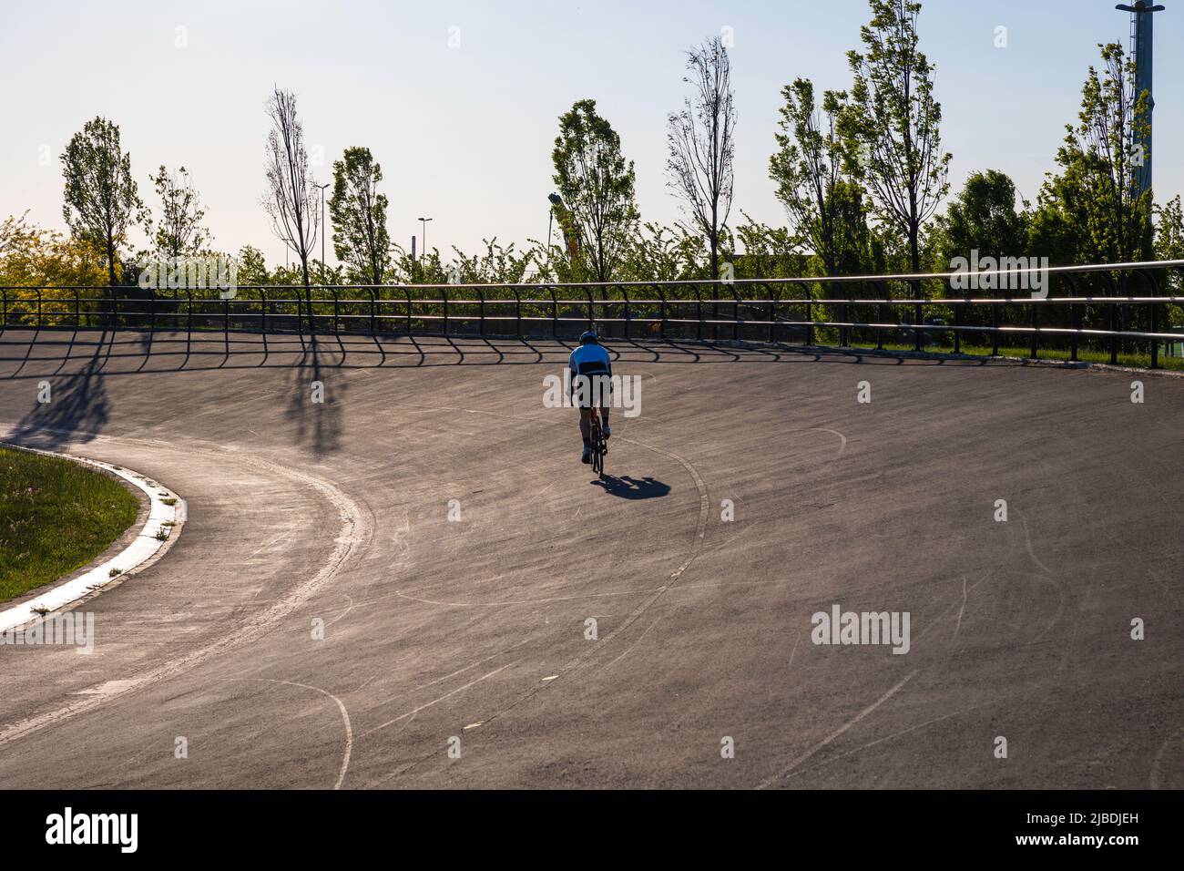 Allenamento ciclistico nel parco in una pista ciclabile. Foto concetto di stile di vita sano. Foto Stock
