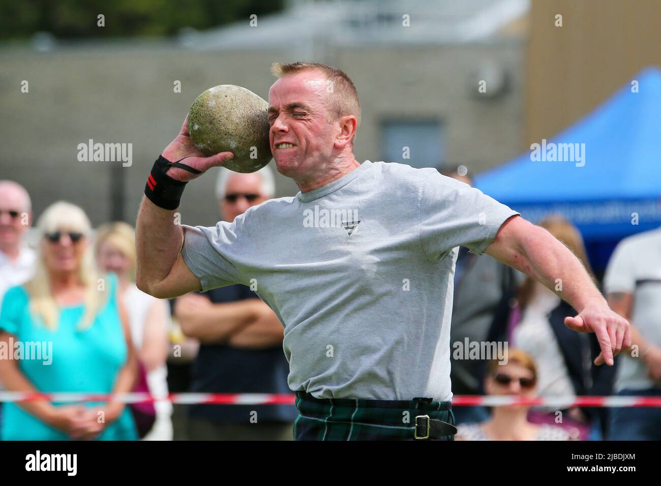 Girvan, Regno Unito. 05th giugno 2022. Dopo un'assenza di due anni a causa delle restrizioni di Covid, i Carrick Lowland Games tornarono a Girvan nell'Ayrshire meridionale con le tradizionali competizioni di danza highland, le gare di piping e gli sport highland sempre popolari di lancio della pietra, lancio del martello, sgombero del bar e lancio del caber. Hanno partecipato alcune personalità sportive ben note, tra cui Neil Elliot, di Helensburgh, ex campione dei Giochi. Credit: Findlay/Alamy Live News Foto Stock