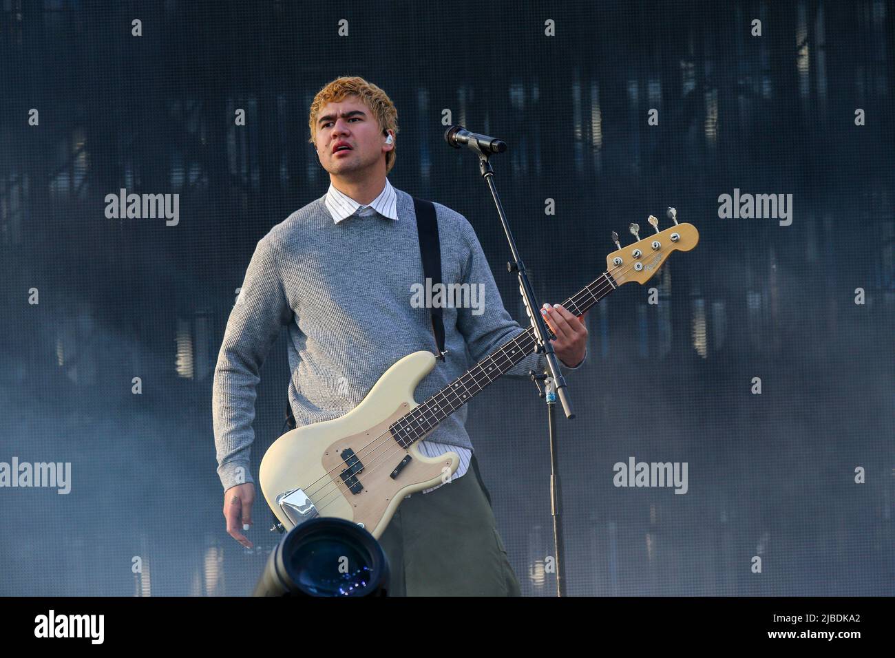 Carson, Stati Uniti. 04th giugno 2022. 5SOS - 5 secondi d'estate - Calum Hood si esibisce sul palco al 2022 iHeartRadio Wango Tango al Dignity Health Sports Park il 04 giugno 2022 a Carson, California. Foto: Christopher Victorio/Sipa USA Credit: Sipa USA/Alamy Live News Foto Stock