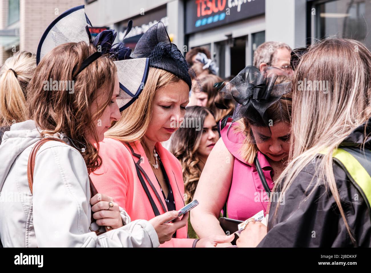Epsom Surrey, Londra UK, 04 2022 giugno, tre donne che acquistano i biglietti da Un venditore Street su Affollato Street Foto Stock