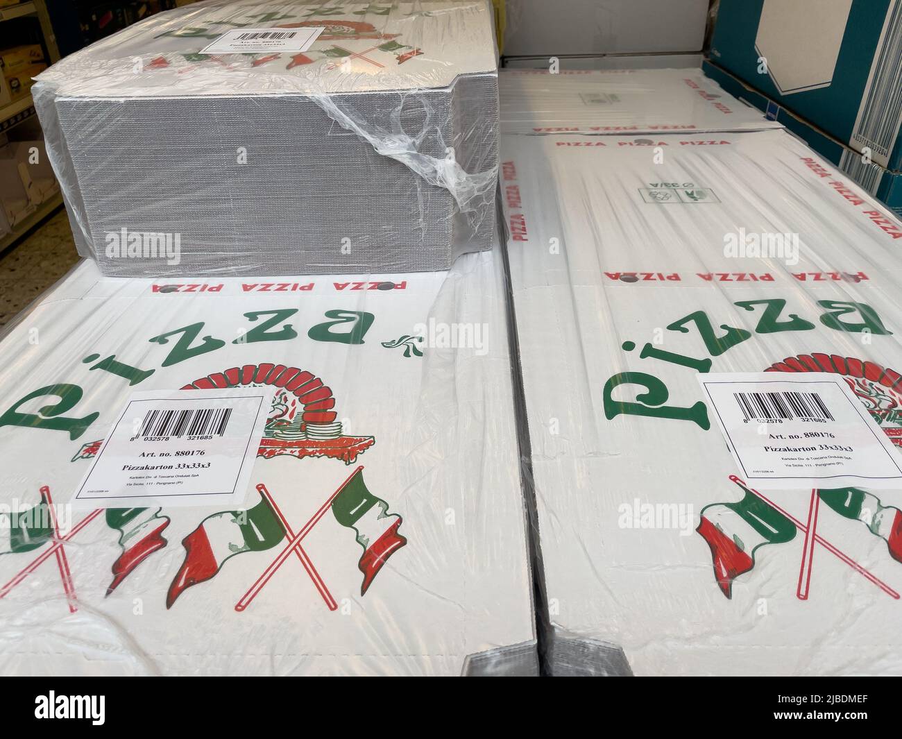 Norimberga, Germania - 4 giugno 2022: Scatole per pizza originali confezionate. Foto Stock