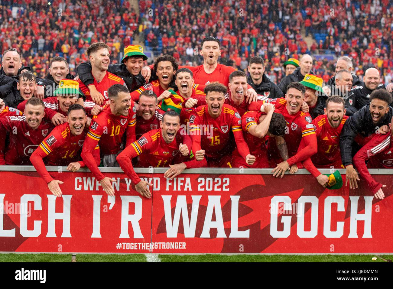 Cardiff, Regno Unito. 05th giugno 2022. I giocatori del Galles festeggiano al termine della partita dopo le qualificazioni per la finale della Coppa del mondo FIFA 2022, Galles contro Ucraina, presso lo stadio cittadino di Cardiff, nel Galles del Sud, domenica 5th giugno 2022. Solo per uso editoriale. pic di Andrew Dowling/Andrew Orchard SPORTS photography/Alamy Live News Credit: Andrew Orchard SPORTS photography/Alamy Live News Foto Stock