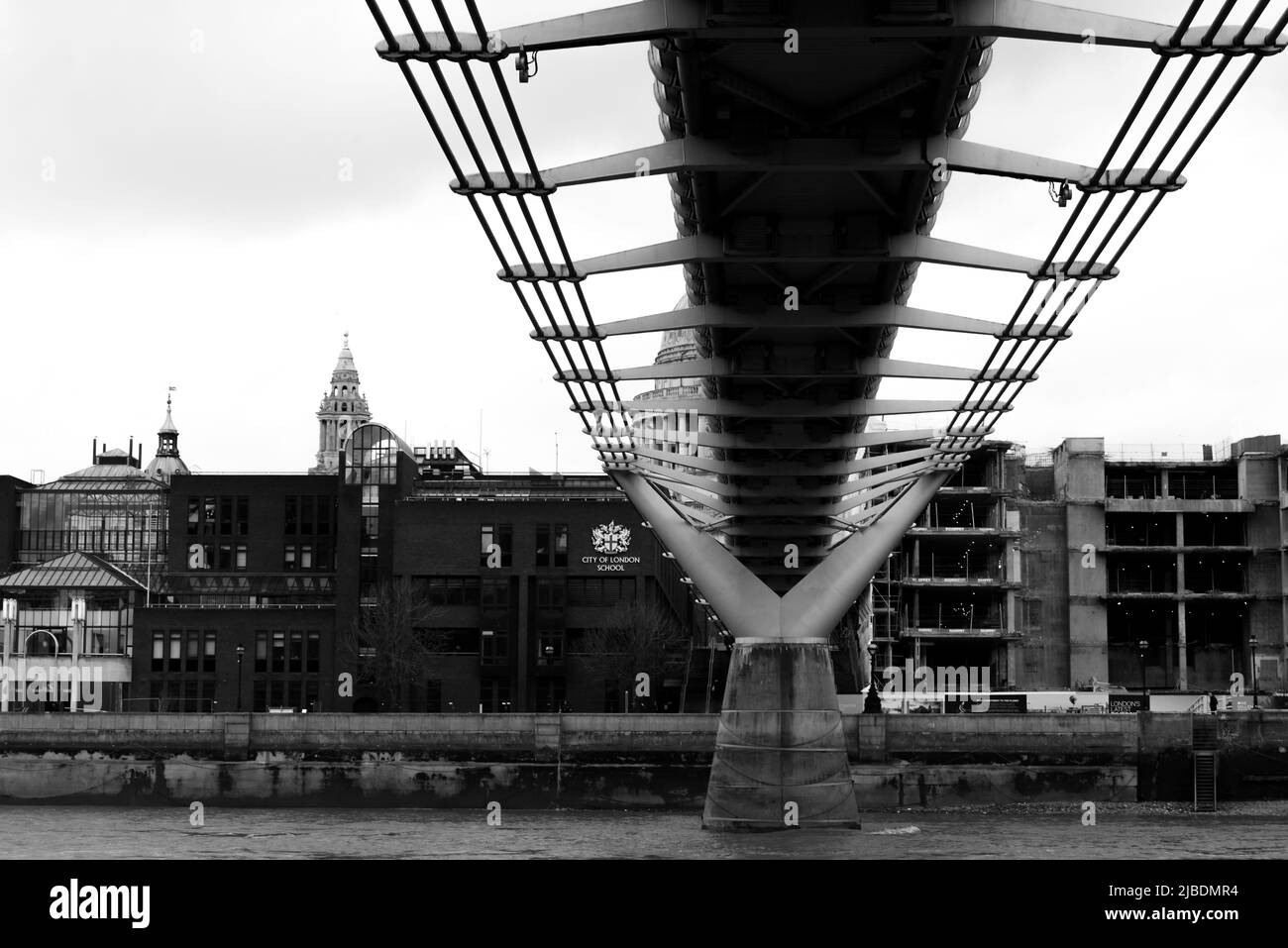 Londra, Inghilterra, Aprile 5 2022 - Vista da sotto il Millennium Bridge che attraversa il Tamigi a Londra ed è un'attrazione turistica Foto Stock