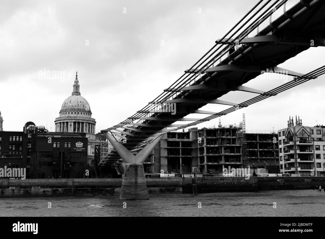 Londra, Inghilterra, Aprile 5 2022 - Vista da sotto il Millennium Bridge che attraversa il Tamigi a Londra ed è un'attrazione turistica Foto Stock