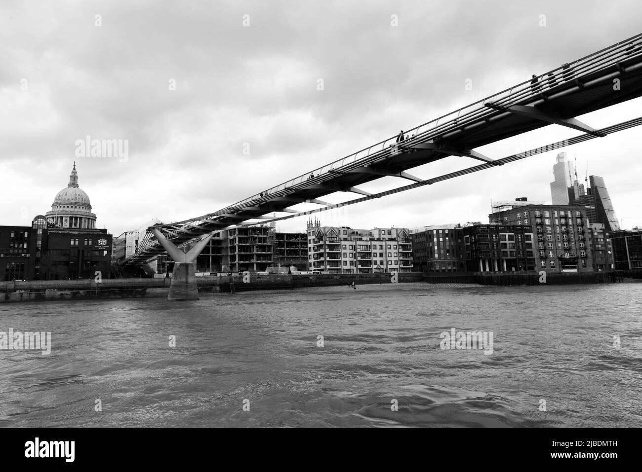 Londra, Inghilterra, Aprile 5 2022 - Vista da sotto il Millennium Bridge che attraversa il Tamigi a Londra ed è un'attrazione turistica Foto Stock