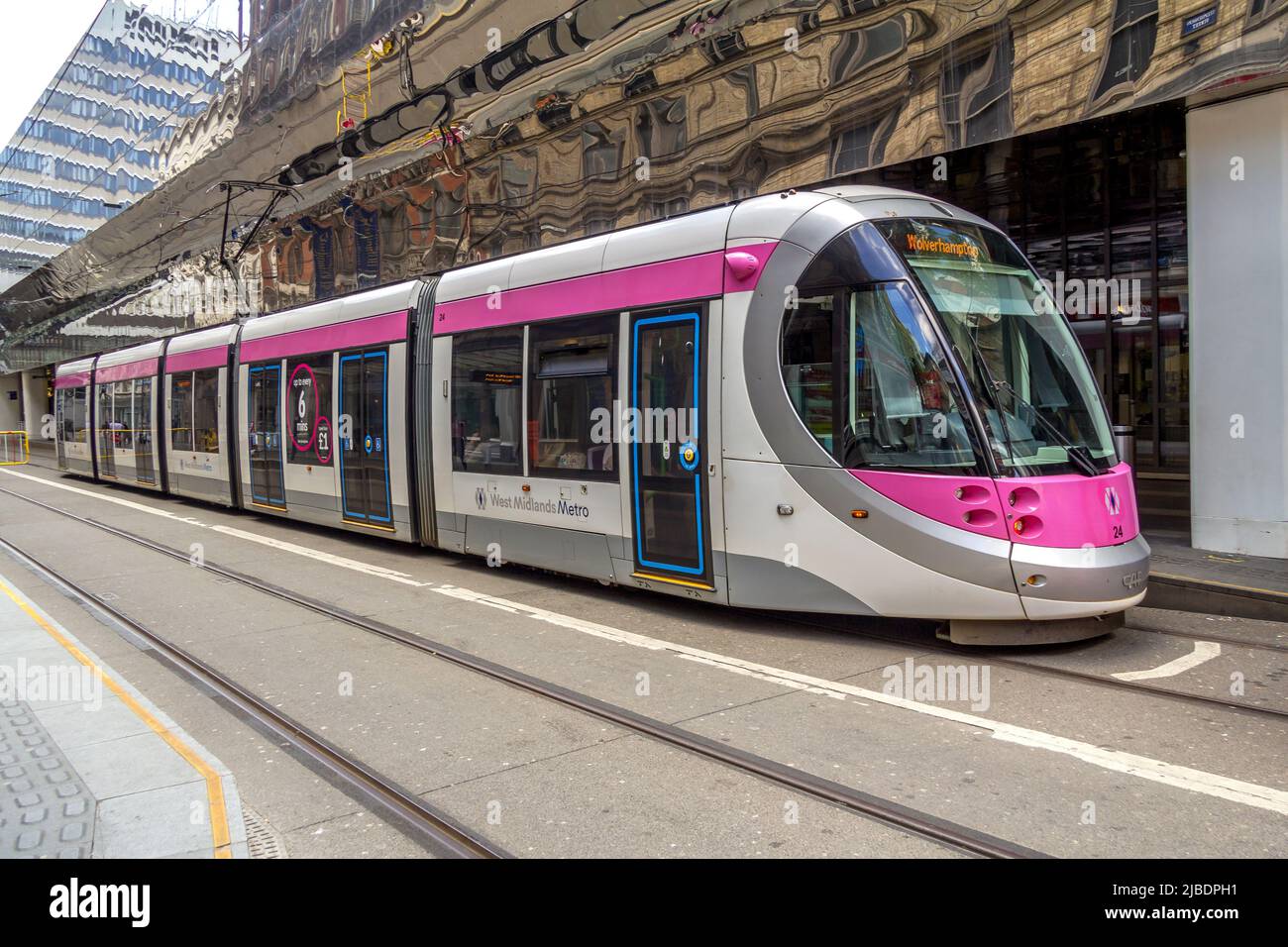 West Midlands Metro Train nel centro di Birmingham, Inghilterra. Foto Stock