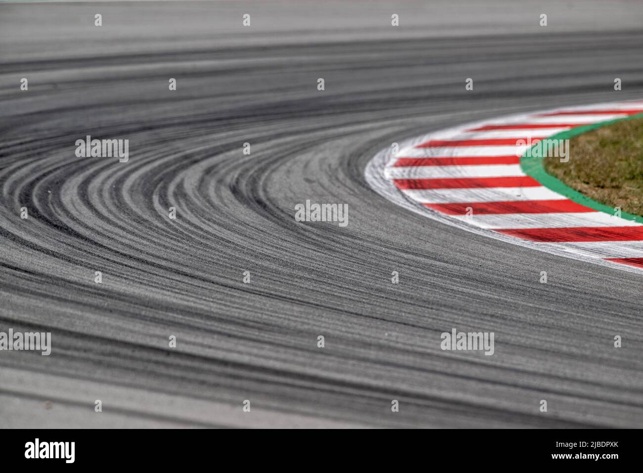 BARCELLONA, SPAGNA - GIUGNO 05 GP DI ENERGIA DELLA GIORNATA DI GARA CATALUNYA gomma segna sull'asfalto del circuito durante la gara MotoGP del Gran Premio di Catalogna al circuito di Barcellona-Catalunya il 05 giugno 2022 a Barcellona, Spagna. Foto Stock