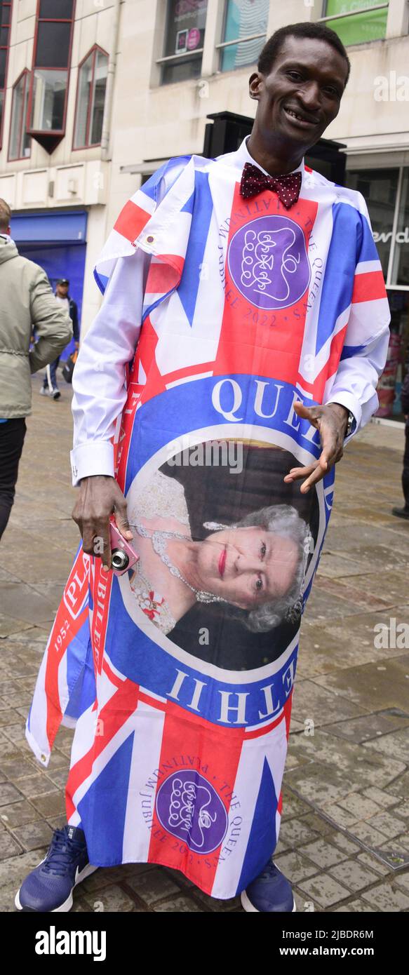 Manchester, Regno Unito. 5th giugno, 2022. Un uomo che indossa un costume giubilare nel centro di Manchester, Regno Unito. Le persone godono l'ultimo giorno del weekend Jubilee Bank Holiday, ciascuno a modo proprio, a Manchester, Regno Unito. Credit: Terry Waller/Alamy Live News Foto Stock