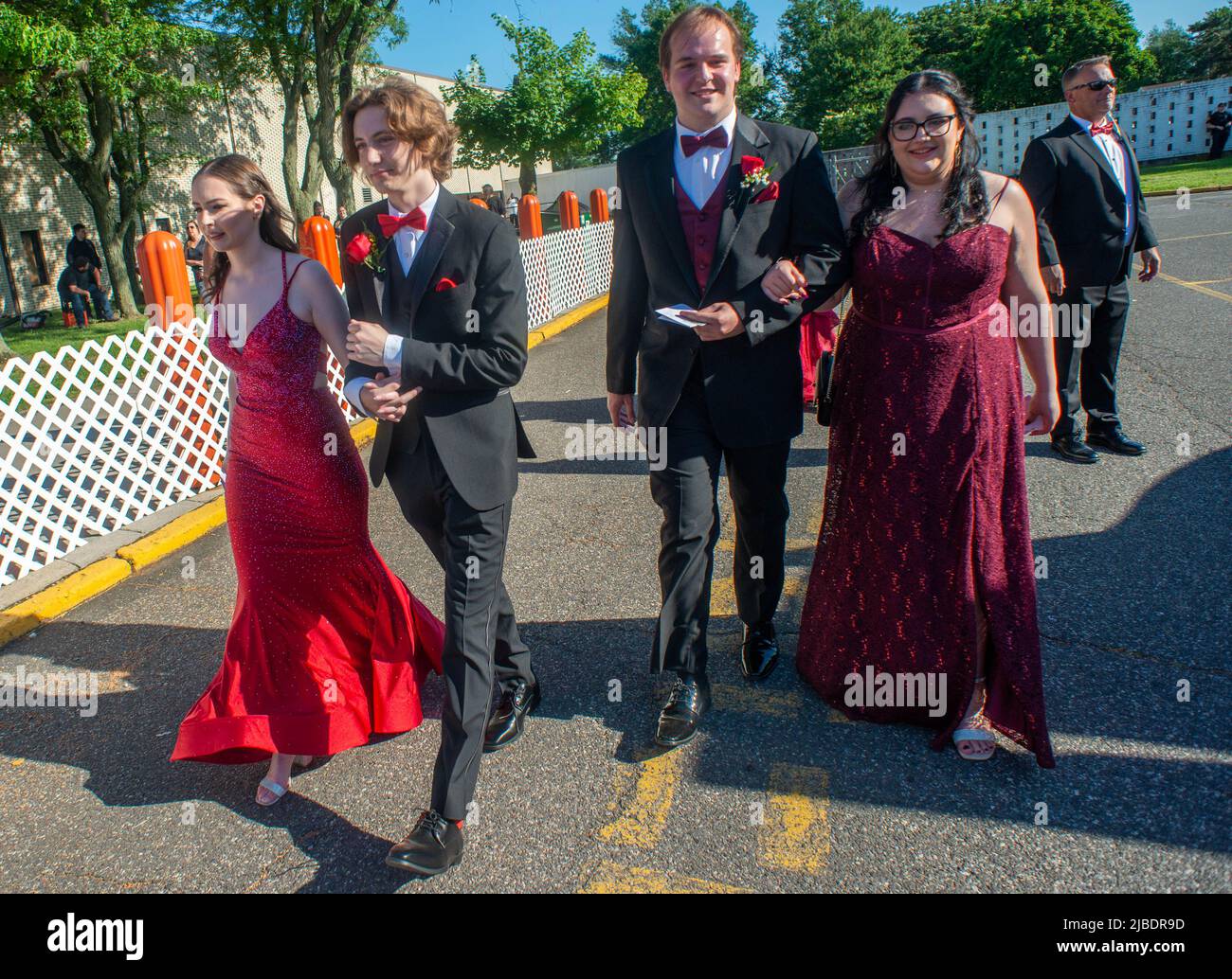 Fairless Hills, Stati Uniti. 04th giugno 2022. Un gruppo cammina verso il tappeto rosso durante la Parata di Pennsbury Prom mentre gli studenti arrivano per la grande danza Sabato, 04 giugno 2022 alla Pennsbury High School East a Fairless Hills, Pennsylvania. Oltre 900 studenti hanno acquistato i biglietti per il Prom, con il tema “Promi-con”. Credit: William Thomas Cain/Alamy Live News Foto Stock