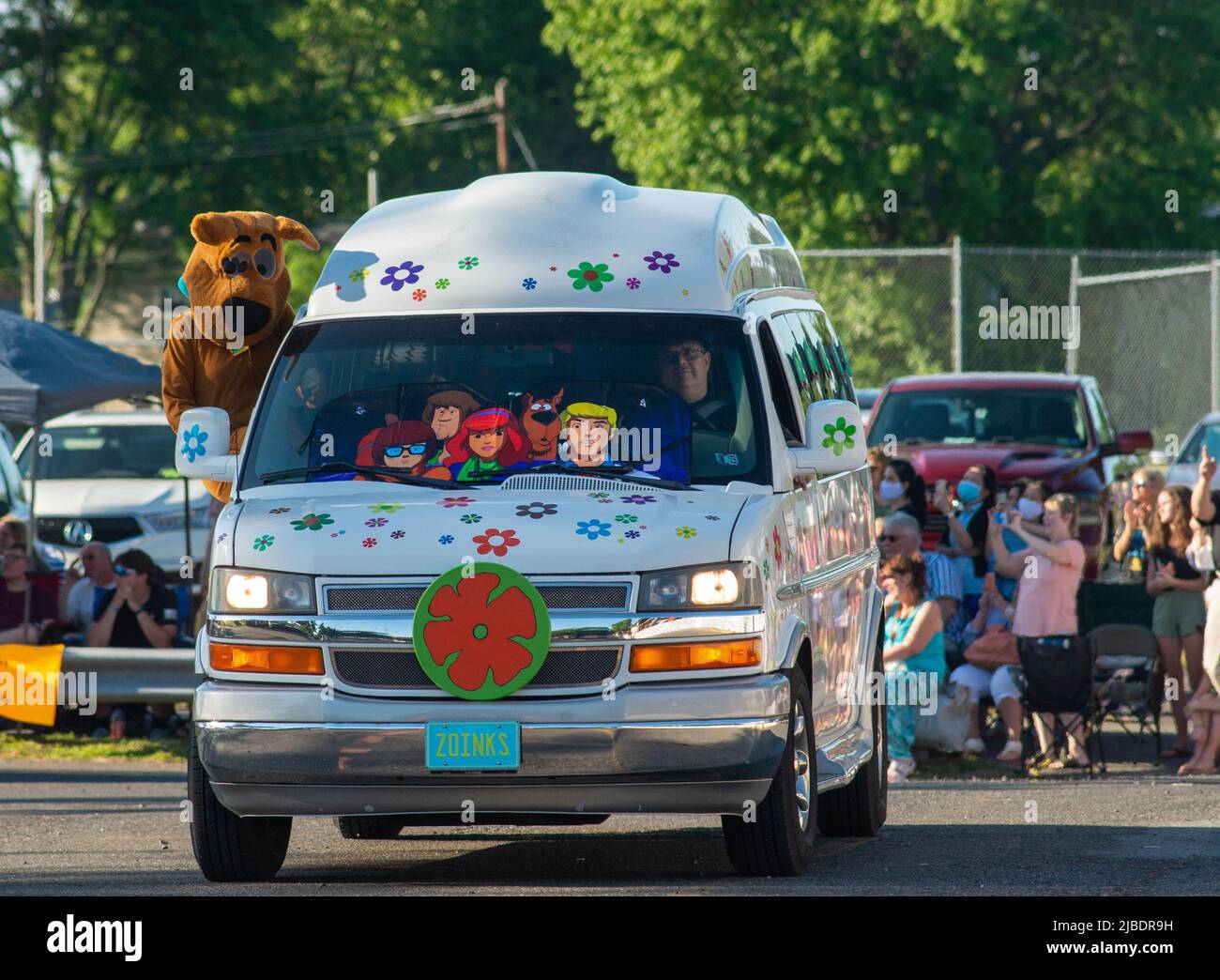 Fairless Hills, Stati Uniti. 04th giugno 2022. Scooby Doo è appeso su un furgone durante la Parata di Pennsbury Prom mentre gli studenti arrivano per la grande danza Sabato, 04 giugno 2022 alla Pennsbury High School East a Fairless Hills, Pennsylvania. Oltre 900 studenti hanno acquistato i biglietti per il Prom, con il tema “Promi-con”. Credit: William Thomas Cain/Alamy Live News Foto Stock