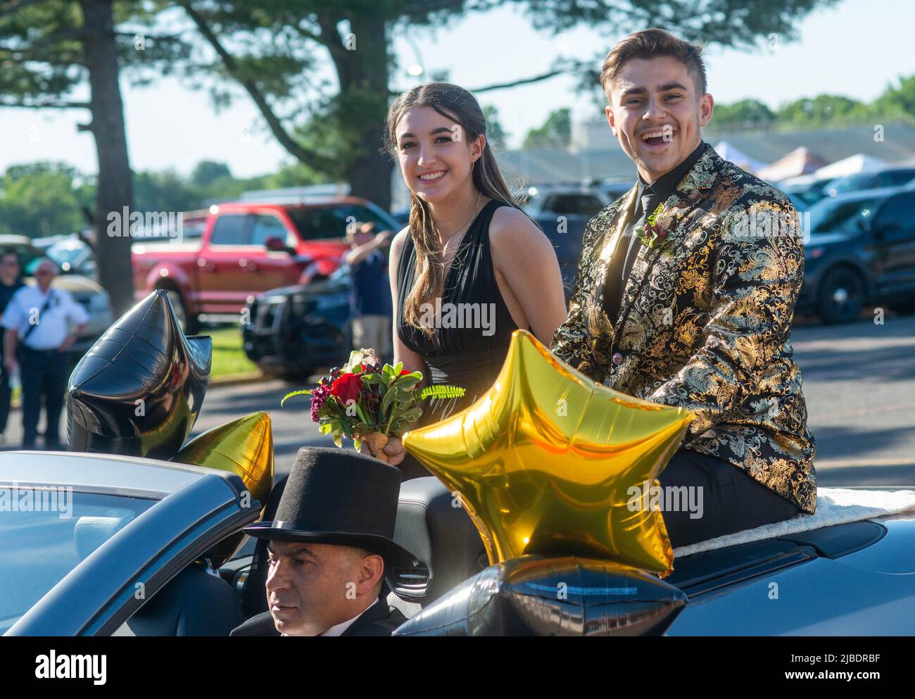 Fairless Hills, Stati Uniti. 04th giugno 2022. Ariana Dias (a sinistra) e Phillip Santos si siedono sul sedile posteriore di un convertibile durante la Pennsbury Prom Parade mentre gli studenti arrivano per la grande danza Sabato, 04 giugno 2022 a Pennsbury High School East a Fairless Hills, Pennsylvania. Oltre 900 studenti hanno acquistato i biglietti per il Prom, con il tema “Promi-con”. Credit: William Thomas Cain/Alamy Live News Foto Stock