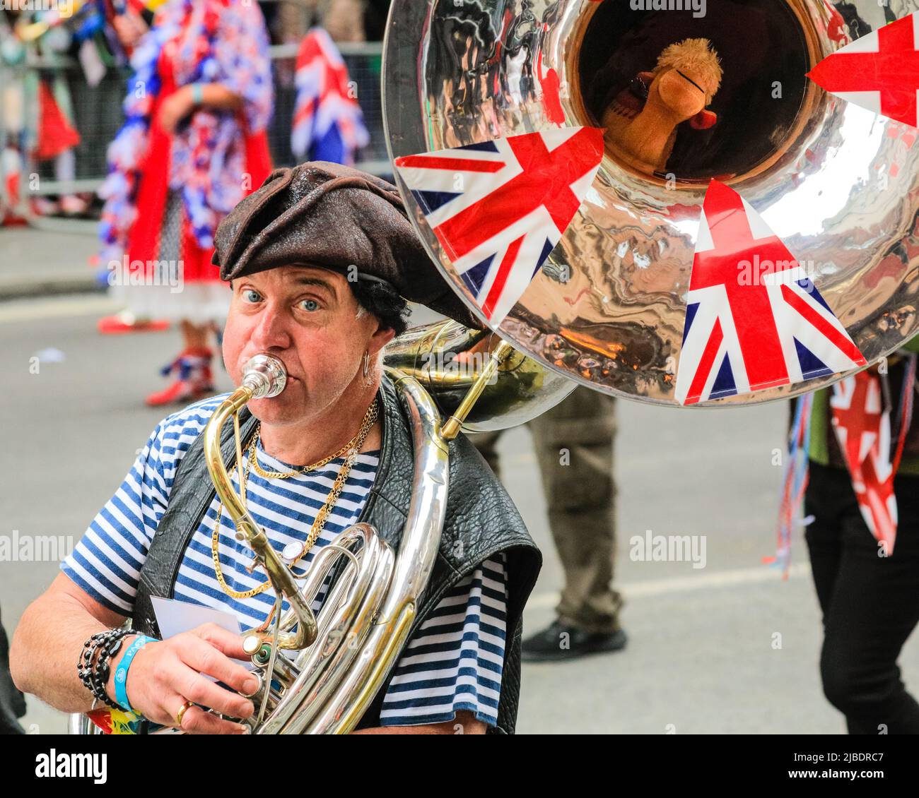 Londra, Regno Unito. 05th giugno 2022. Il Pageant del Giubileo del platino presenta 10.000 partecipanti in quattro atti, 'per la Regina e il Paese', una parata militare, 'il tempo delle nostre vite', che mostra i 7 decenni del regno della Regina, tra cui 150 celebrità 'del tesoro nazionale' e celebrando la cultura, la musica e la moda, 'celebriamo', E 'felice e glorioso', la formazione finale di fronte a Buckingham Palace. Credit: Imagplotter/Alamy Live News Foto Stock