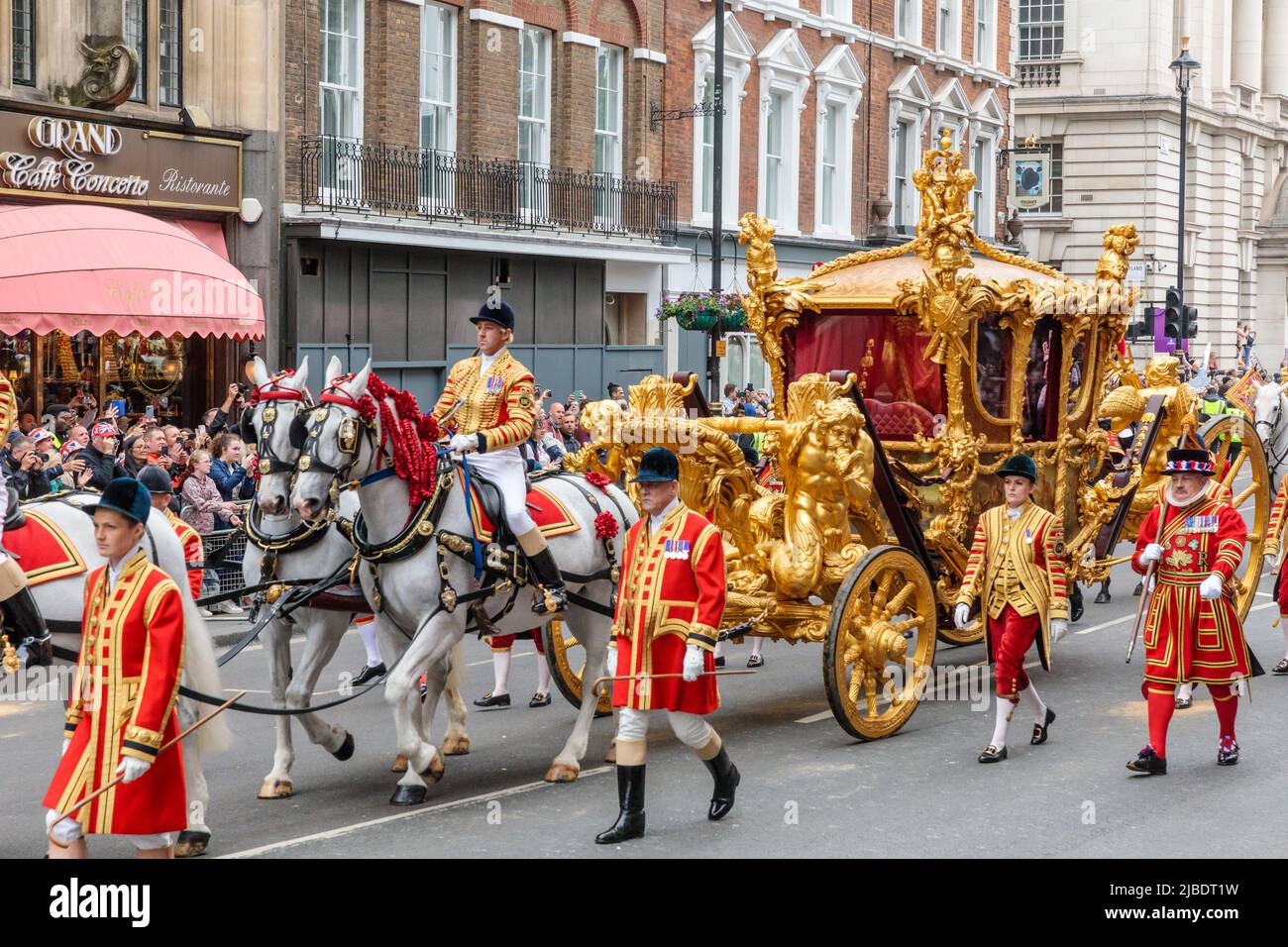 Platinum Jubilee Pageant, Londra, Regno Unito. 5th giugno 2022. Il Pageant del Giubileo del platino, procede lungo Whitehall il quarto e ultimo giorno delle celebrazioni del Giubileo del platino della Regina. Amanda Rose/Alamy Live News Foto Stock