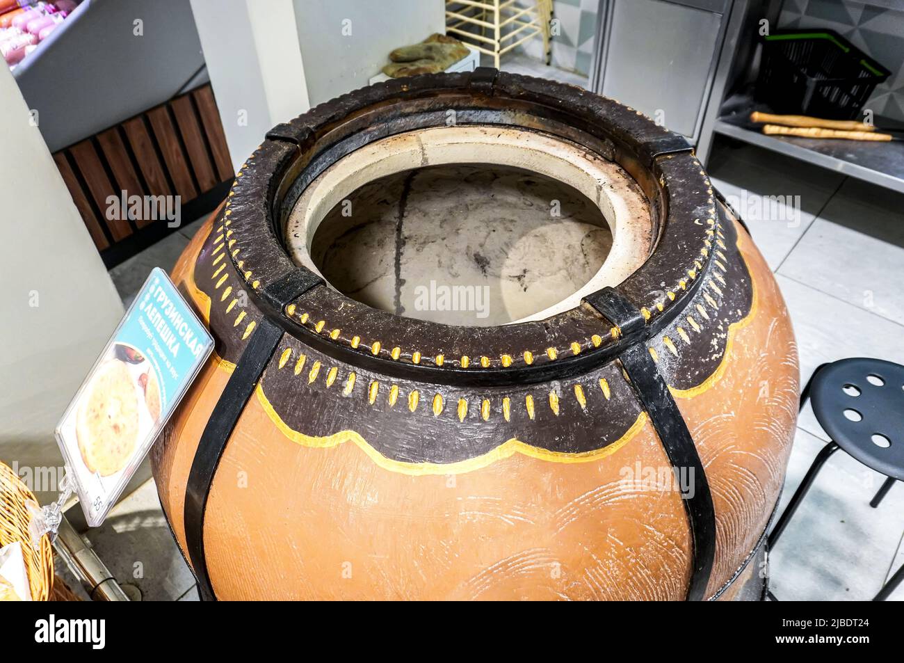 Samara, Russia - 31 maggio 2022: Grande forno tandoor per fare il pane piatto in un negozio di catene Foto Stock