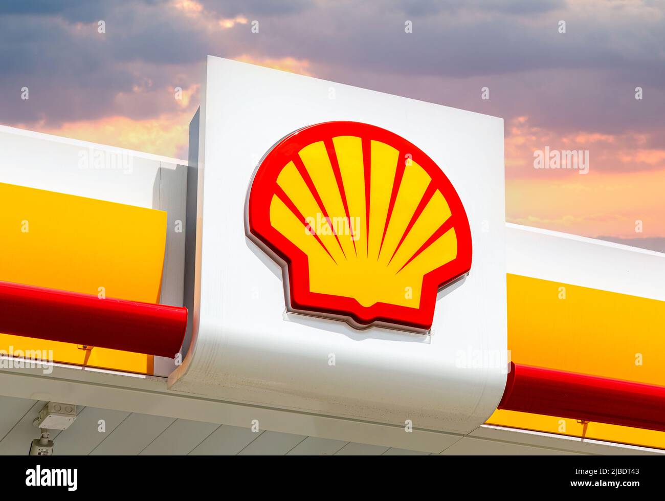 Samara, Russia - 5 giugno 2022: Emblema della compagnia petrolifera Royal Dutch Shell contro un cielo. Shell è una multinazionale anglo-olandese del petrolio e del gas Foto Stock