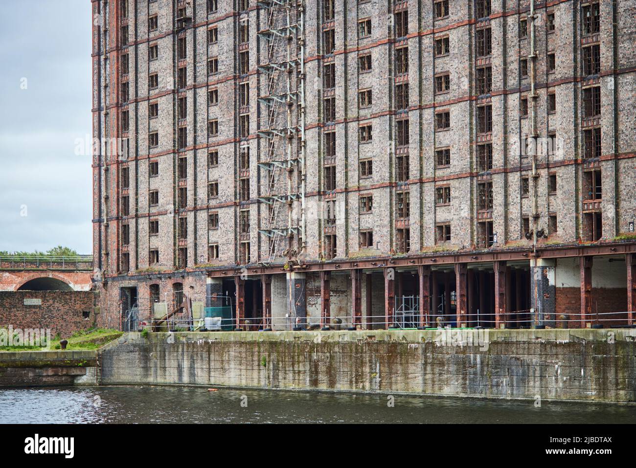 Lo Stanley Dock Tobacco Warehouse LIVERPOOL è un edificio classificato di grado II ed è il più grande magazzino di mattoni del mondo Foto Stock