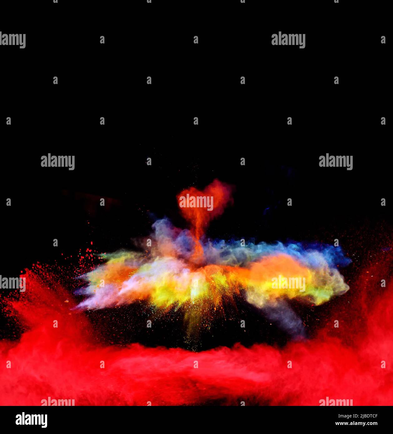 Varie forme multicolore di vernice in polvere esplodono di fronte a uno sfondo nero dando via fantastiche nuvole esplosive di vernice in polvere colorata vivida Foto Stock