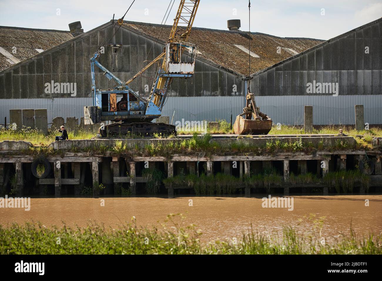 Porto di Goole banchine, e vecchia gru di scarico vicino al fiume olandese Foto Stock