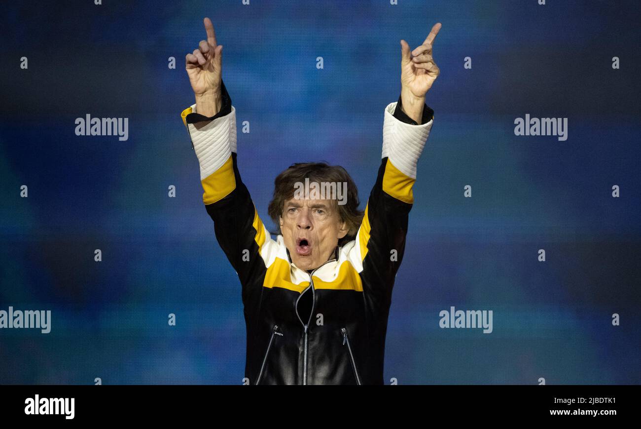 Monaco di Baviera, Germania. 05th giugno 2022. Il cantante Mick Jagger della band britannica "The Rolling Stones" si esibisce sul palco all'Olympiastadion durante un concerto nell'ambito del loro tour europeo 'Sexty'. In Germania, le pietre suonano due concerti durante il tour. Credit: Sven Hoppe/dpa/Alamy Live News Foto Stock