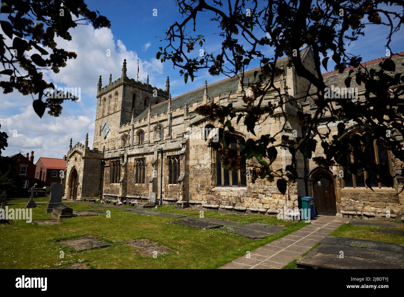 St Laurence Priory, Snaith vicino Goole, East Yorkshire, Inghilterra Regno Unito nel villaggio di Snaith Market Place Foto Stock