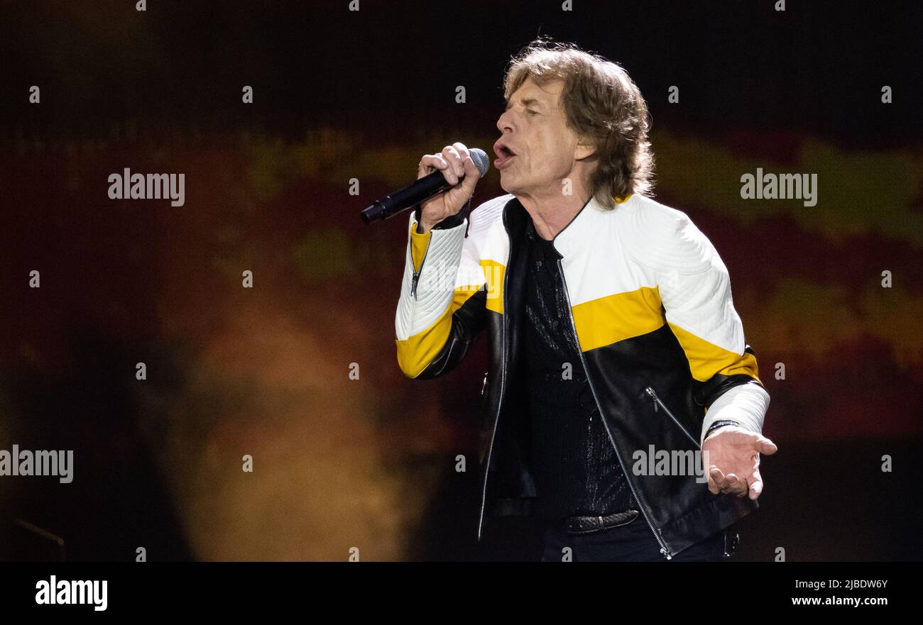 Monaco di Baviera, Germania. 05th giugno 2022. Il cantante Mick Jagger della band britannica "The Rolling Stones" si esibisce sul palco all'Olympiastadion durante un concerto nell'ambito del loro tour europeo 'Sexty'. In Germania, le pietre suonano due concerti durante il tour. Credit: Sven Hoppe/dpa/Alamy Live News Foto Stock