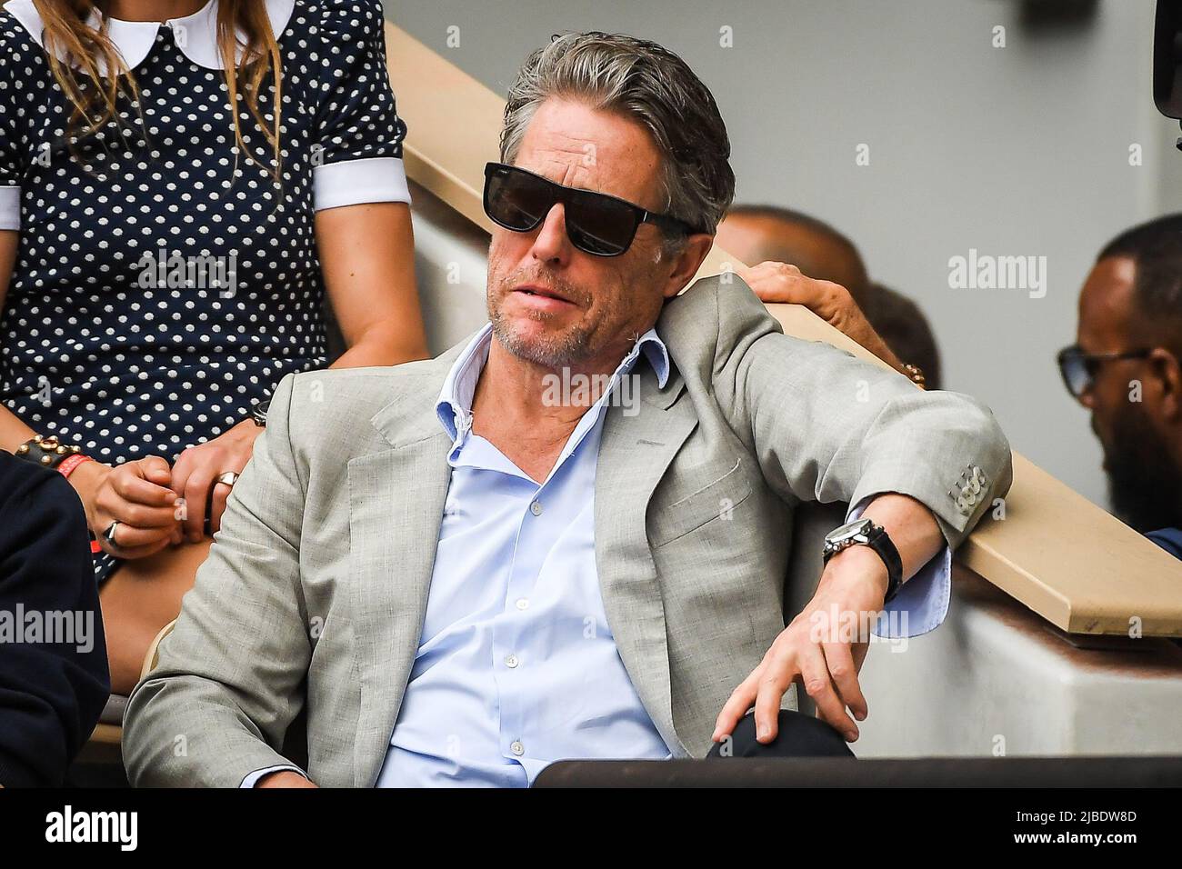 Parigi, Francia, Francia. 5th giugno 2022. HUGH GRANT durante il giorno quindici di Roland-Garros 2022, Open francese 2022, Gran torneo di tennis Slam allo stadio Roland-Garros il 05 giugno 2022 a Parigi, Francia. (Credit Image: © Matthieu Mirville/ZUMA Press Wire) Foto Stock