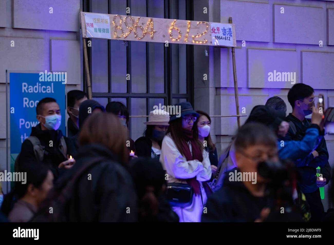 Londra, Regno Unito. 04th giugno 2022. Un cartello con la scritta "Pechino 4 giugno 1989 è uguale a Hong Kong 12 giugno 2019", visto durante il rally di Tiananmen Remembrance Vigil per celebrare il 33rd° anniversario del movimento pro-democrazia 1989 e del massacro di piazza Tianmen, al di fuori dell'ambasciata cinese a Londra. (Photo by May James/SOPA Images/Sipa USA) Credit: Sipa USA/Alamy Live News Foto Stock