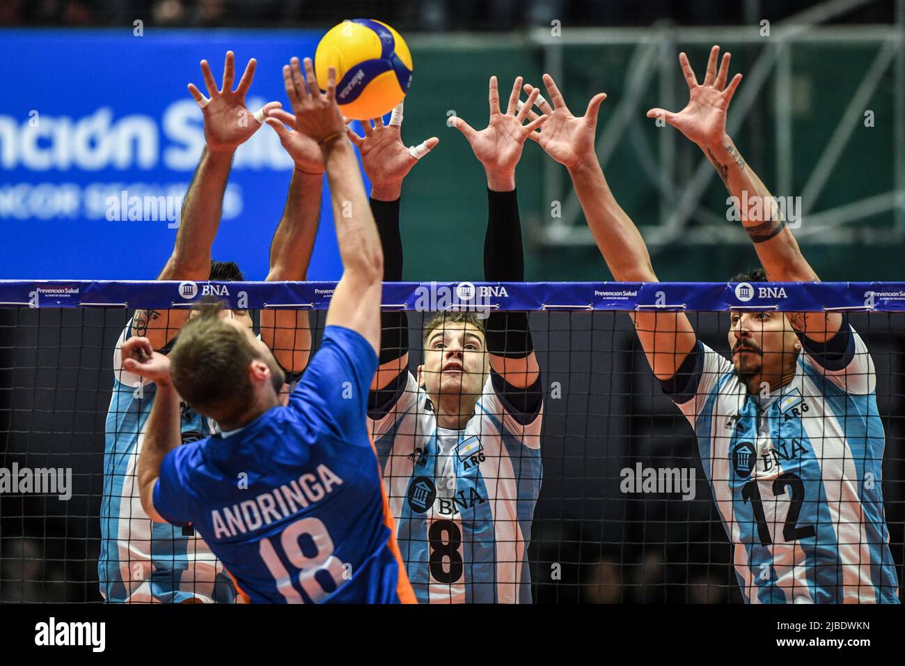 Agustin Loser e Bruno Lima (ARG) blocchi Robbert Andringa (NED). Argentina vs. Paesi Bassi. Gioco di mostra, Buenos Aires. Foto Stock