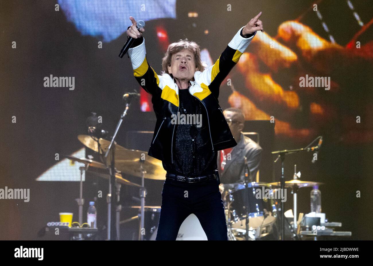 Monaco di Baviera, Germania. 05th giugno 2022. Il cantante Mick Jagger della band britannica "The Rolling Stones" si esibisce sul palco all'Olympiastadion durante un concerto nell'ambito del loro tour europeo 'Sexty'. In Germania, le pietre suonano due concerti durante il tour. Credit: Sven Hoppe/dpa/Alamy Live News Foto Stock