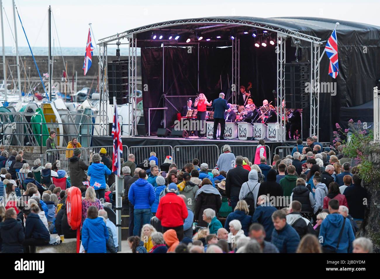 Lyme Regis, Dorset, Regno Unito. 5th giugno 2022. La BBC Big Band che si esibisce in un concerto Platinum Jubilee presso la spiaggia della località balneare di Lyme Regis a Dorset. Picture Credit: Graham Hunt/Alamy Live News Foto Stock