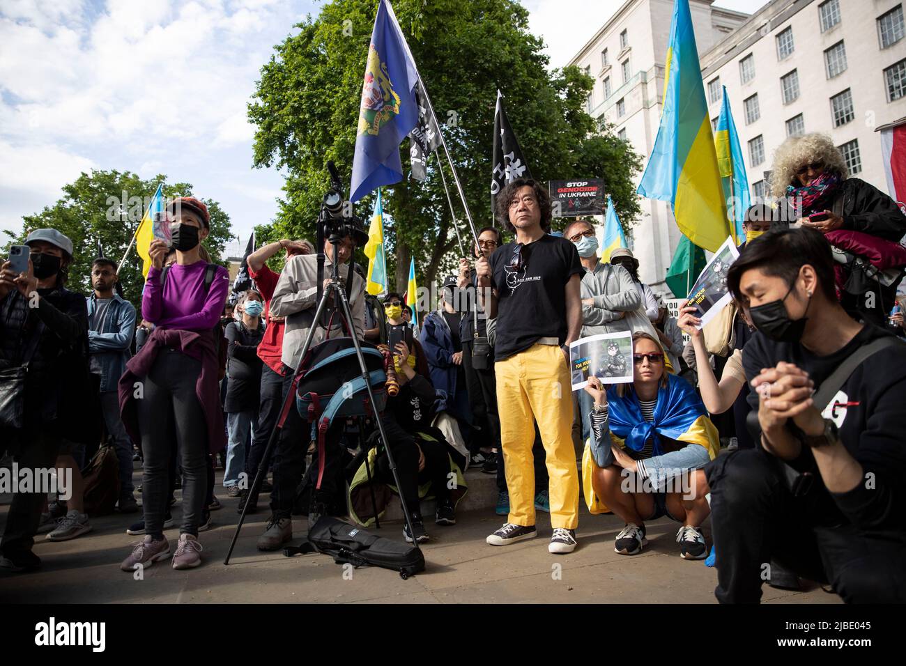 Londra, Regno Unito. 04th giugno 2022. I manifestanti si sono riuniti durante il raduno al di fuori di Downing Street contro i regimi autoritari in Cina e Russia a Londra. Un raduno congiunto di ucraini e hongkonger che chiede “Unite per la democrazia” organizzato da democrazia per Hong Kong, aiuti di Hong Kong, libertà di Hong Kong, lotta per la libertà, stand con Hong Kong, Hong Kong Assistance and Resetlement Community e Hongkongers in Gran Bretagna il giorno del 33rd anniversario del massacro di Piazza Tiananmen. Credit: SOPA Images Limited/Alamy Live News Foto Stock