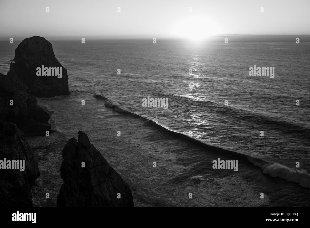 Vista delle scogliere atlantiche, Portogallo. Foto in bianco e nero. Foto Stock