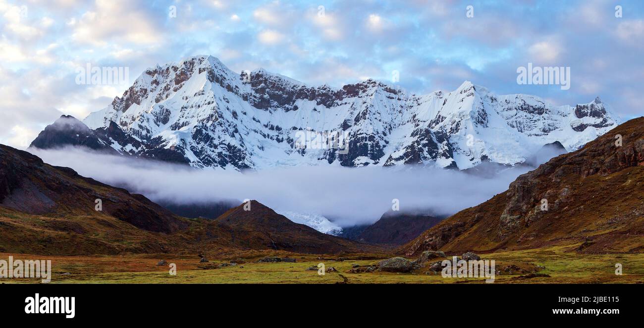 Sentiero di trekking Ausangate, circuito di Ausangate, Cordillera Vilcanota, Cuzco regione, Perù, Paesaggio delle Ande peruviane, Sud America Foto Stock