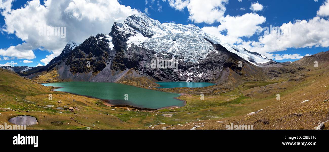 Sentiero escursionistico di Ausangate, montagna con lago e ghiacciaio, circuito di Ausangate, Cordillera Vilcanota, regione di Cuzco, Perù, Paesaggio delle Ande peruviane, Foto Stock