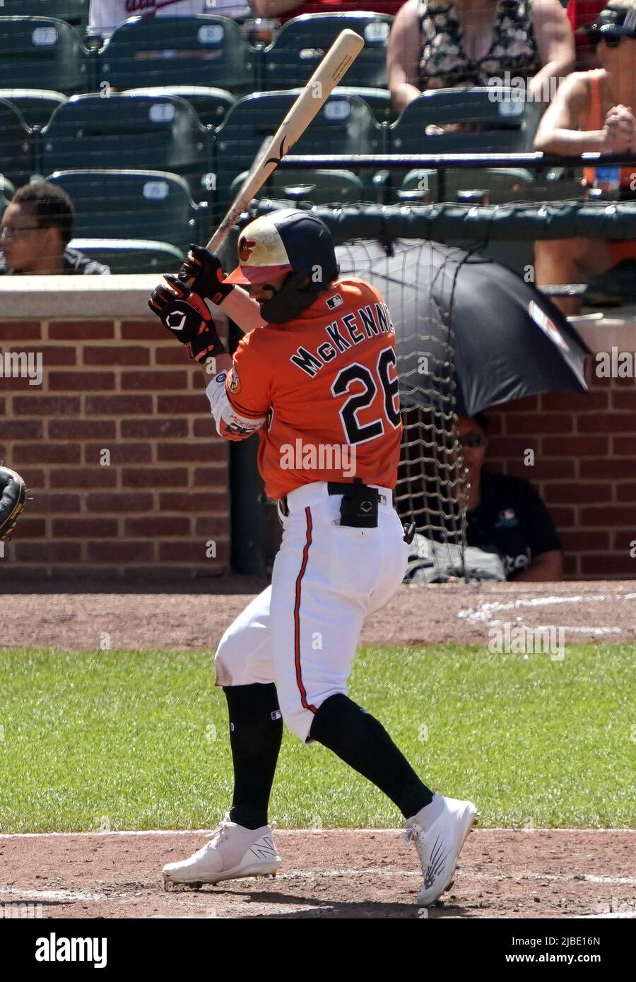 Baltimora, Stati Uniti. 05th giugno 2022. BALTIMORE, MD - 05 GIUGNO: Il fielder del centro di Baltimore Orioles Ryan McKenna (26) si allontana da un campo vicino durante una partita della MLB tra i Baltimore Orioles e i Cleveland Guardians, il 05 giugno 2022, all'Orioles Park a Camden Yards, a Baltimora, Maryland. (Foto di Tony Quinn/SipaUSA) Credit: Sipa USA/Alamy Live News Foto Stock