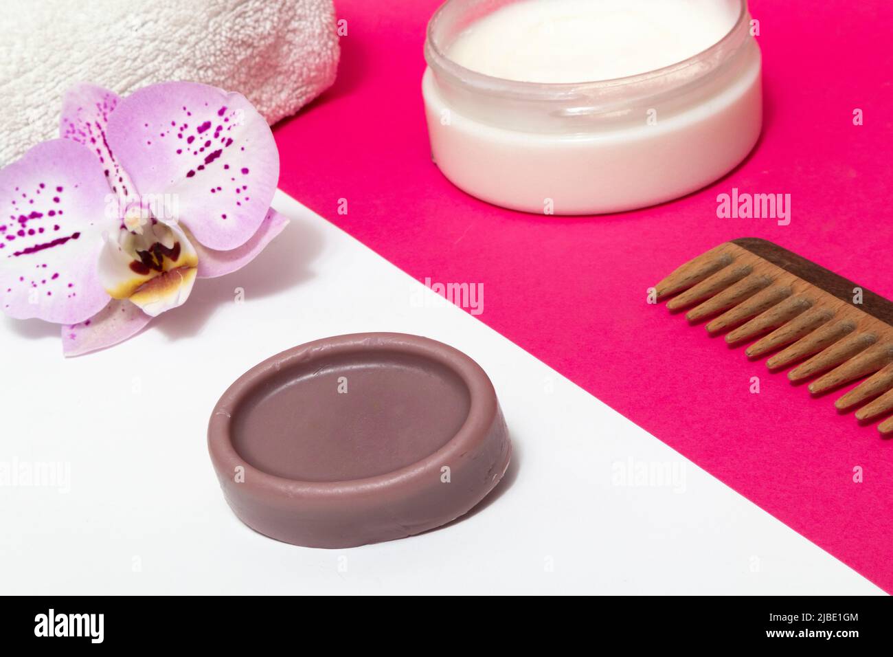 Un concetto di utilizzo di prodotti privi di plastica su sfondo bianco e rosa Foto Stock