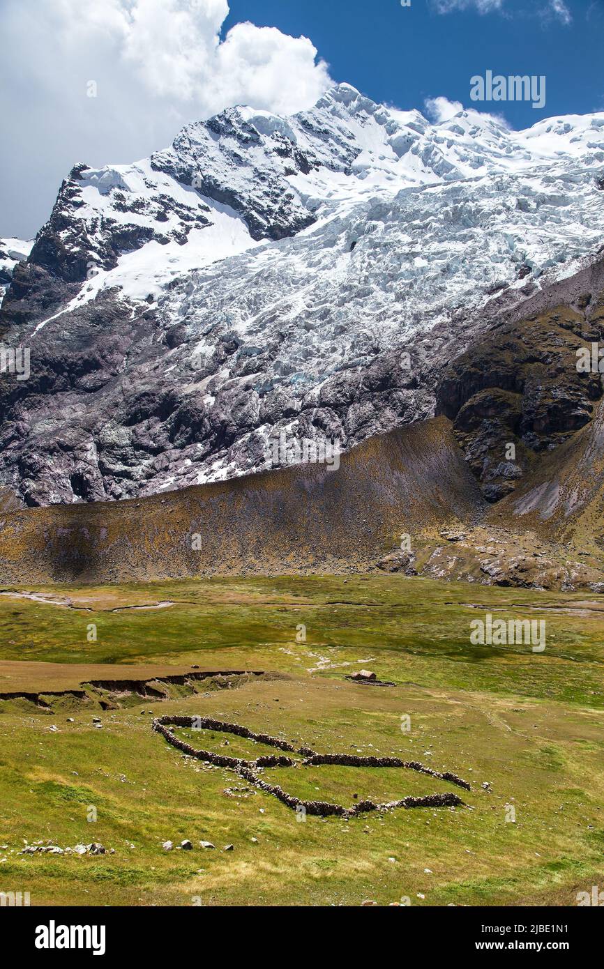 Sentiero trekking Ausangate, circuito di Ausangate, Cordillera Vilcanota, Cuzco regione, Perù, Ande peruviane paesaggio, Sud America Foto Stock
