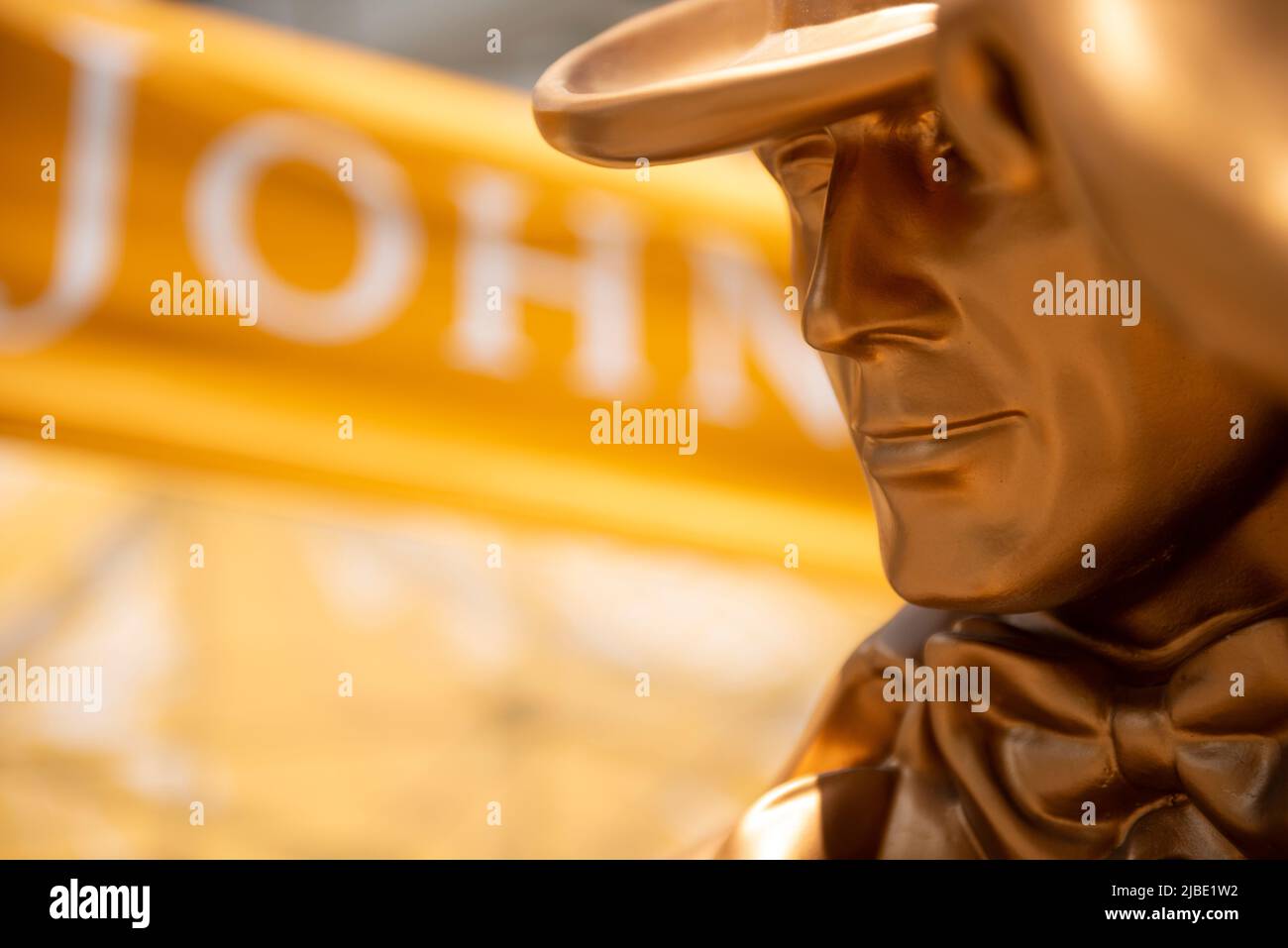 Il manichino biondo Johnnie Striding Man è uno dei simboli iconici di Johnnie Walker Foto Stock