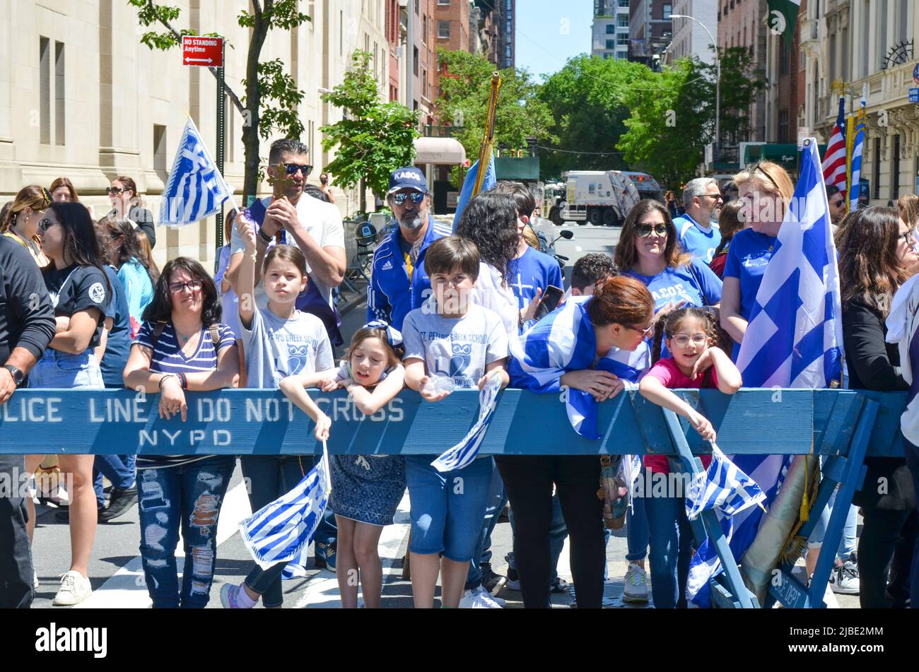 Gli spettatori si sono riuniti per celebrare l'annuale Parata della Giornata dell'Indipendenza greca il 5 giugno 2022 a New York City. Foto Stock