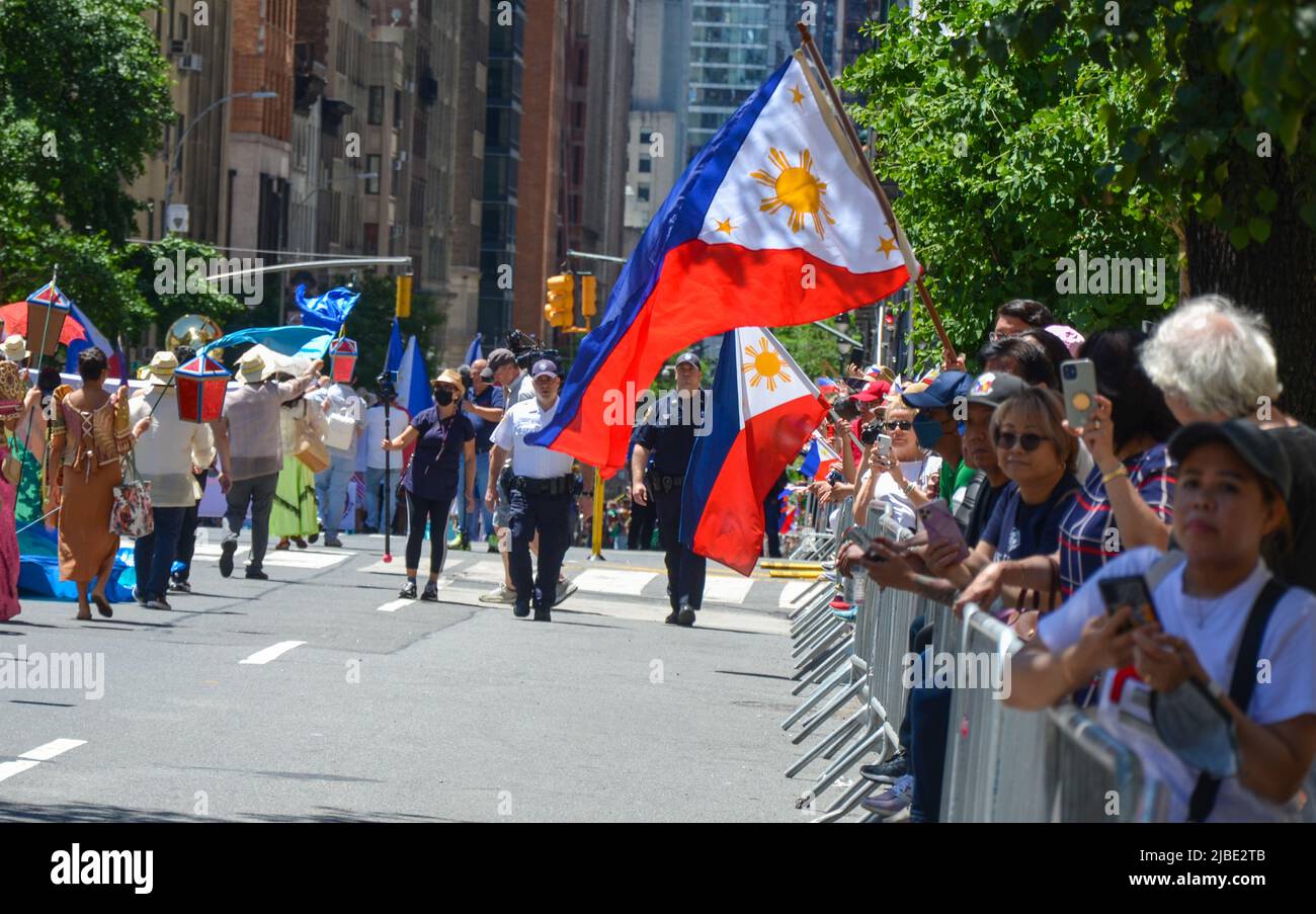 Gli spettatori si sono riuniti a Mid-Manhattan per celebrare l'annuale Parata del giorno dell'Indipendenza delle Filippine il 5 giugno 2022 a New York City. Foto Stock