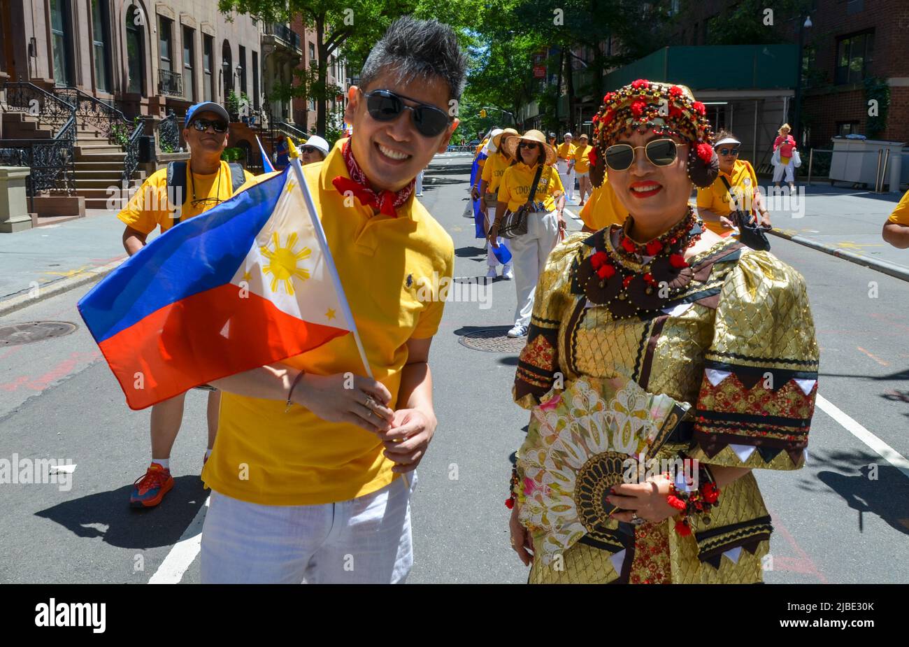 I partecipanti si presentano per una foto a New York durante la Parata annuale dell'Indipendenza delle Filippine il 5 giugno 2022. Foto Stock