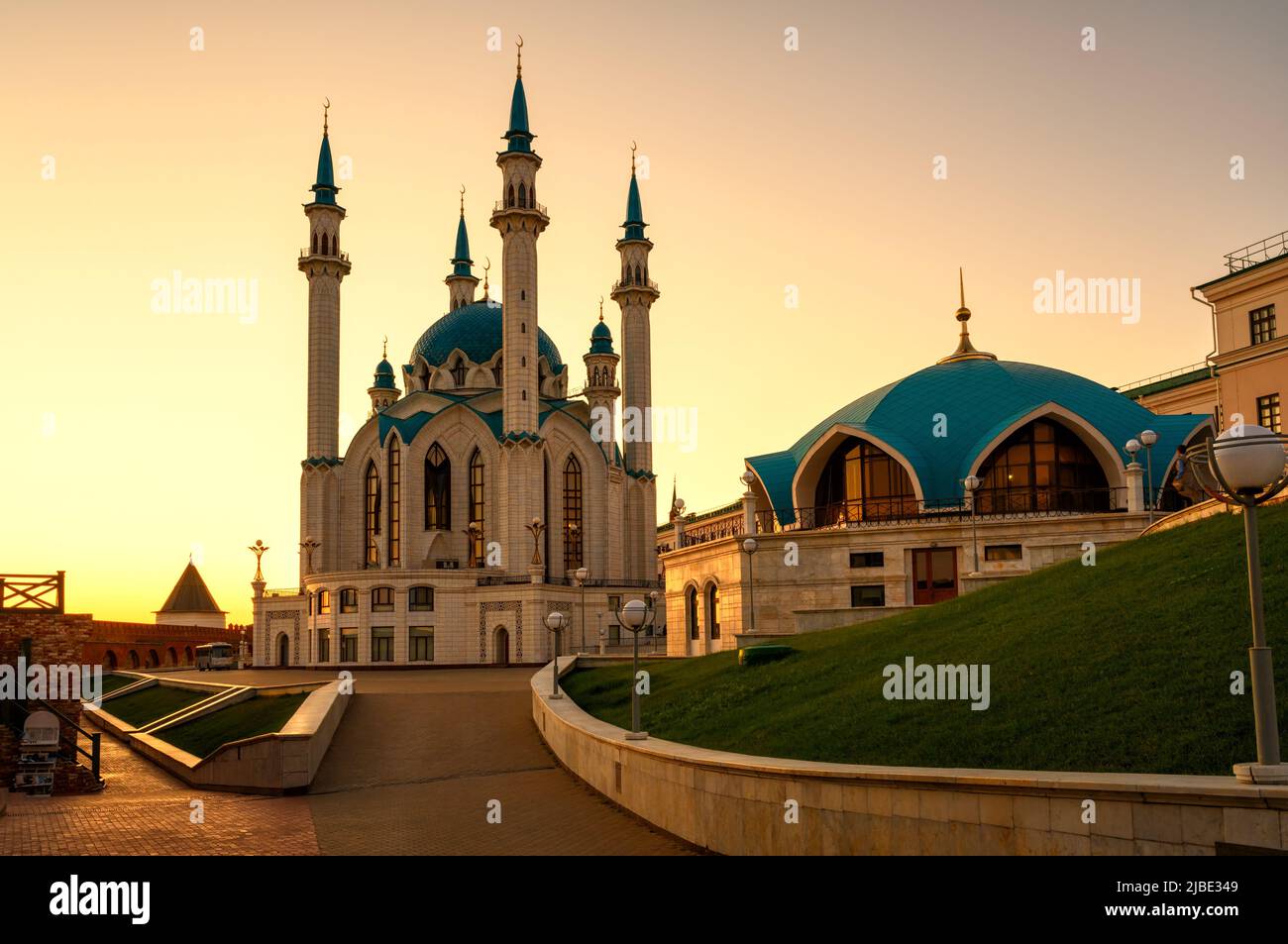 Cremlino Kazan al tramonto, Tatarstan, Russia. Bella vista della moschea di Kul Sharif, punto di riferimento di Kazan in estate. Edificio islamico in luce dorata nel cit di Kazan Foto Stock