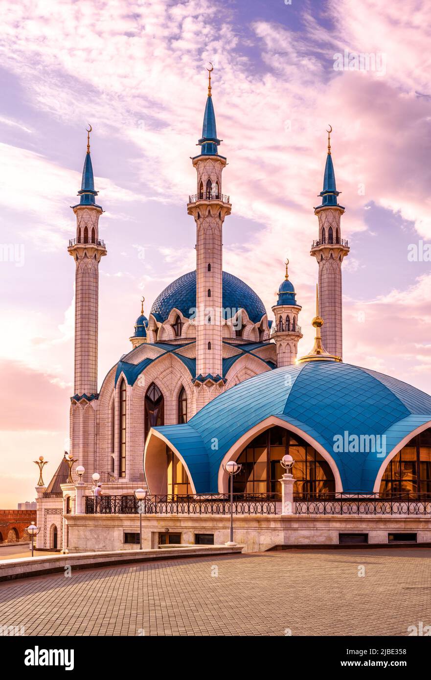 Moschea di Kul Sharif a Kazan, Tatarstan, Russia. Vista vitica dell'edificio islamico nel Cremlino Kazan, punto di riferimento storico della città. Concetto di muschio russo Foto Stock