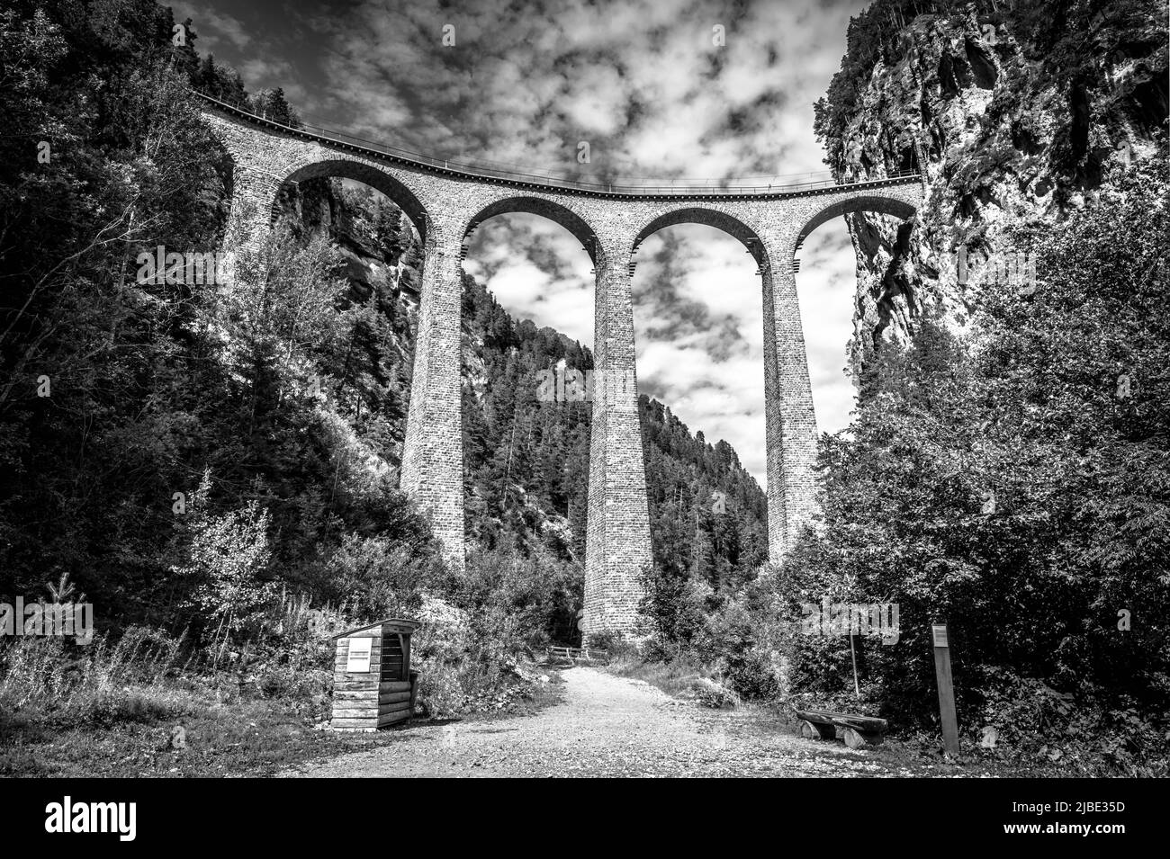 Landwasser Viaduct in Svizzera. Ponte panoramico alto, punto di riferimento delle Alpi svizzere. Ferrovia di Rhaetian in foto in bianco e nero. Concetto di viaggio, Bernina E. Foto Stock