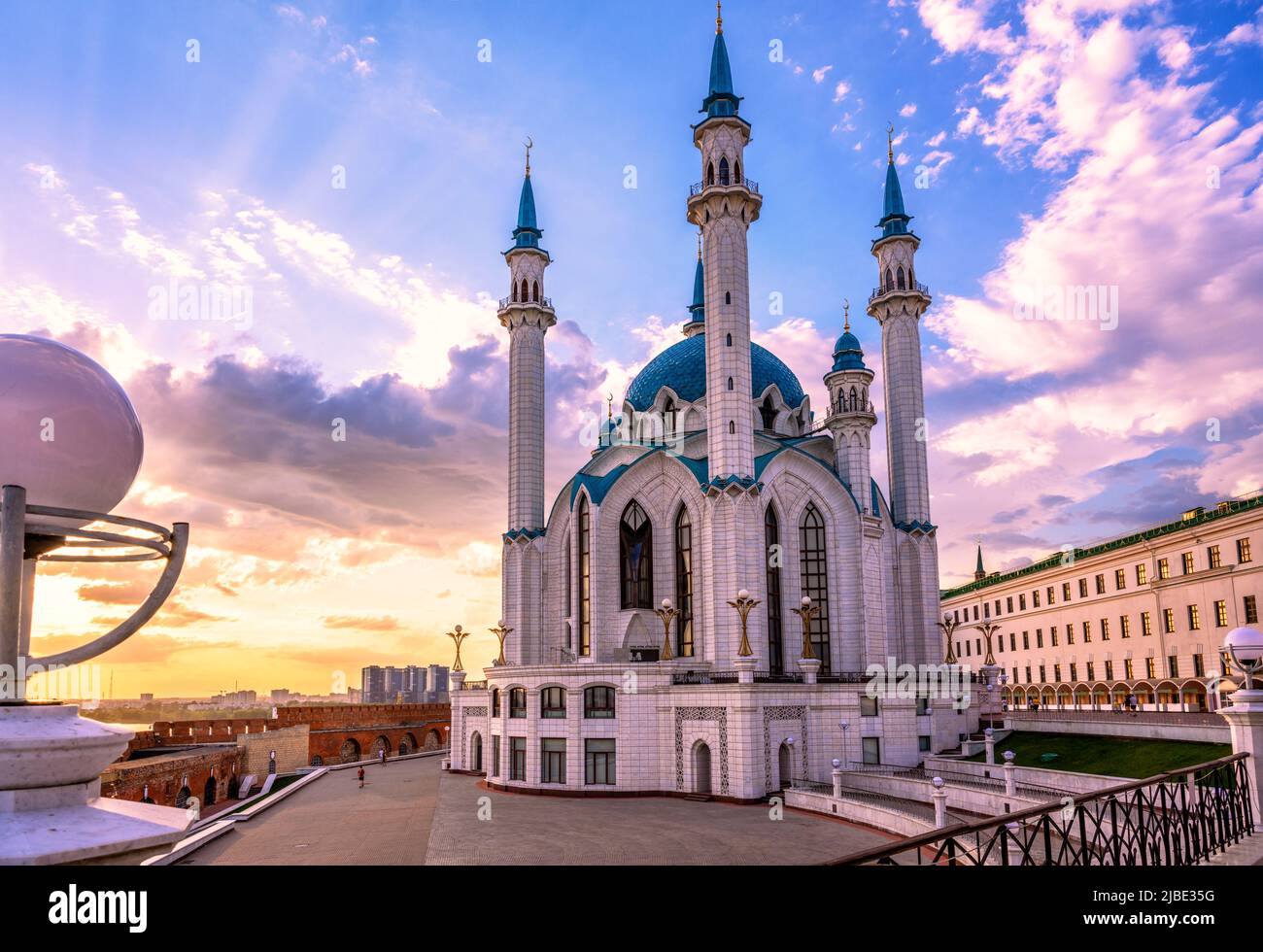 Cremlino di Kazan, Tatarstan, Russia. Bella vista della moschea di Kul Sharif, punto di riferimento di Kazan in estate. Edificio islamico al tramonto nel centro della città di Kazan. Concep Foto Stock