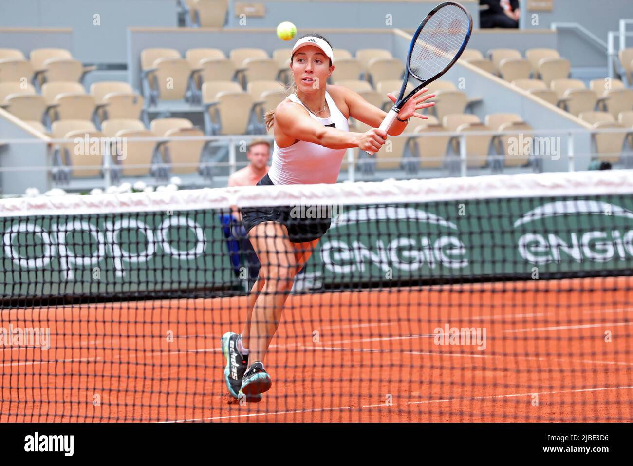 Parigi, Francia: 5th giugno 2022; Roland Garros, Parigi, Francia: Torneo Open di tennis francese, finale Womens Doubles; Jessica Pegula (USA) in rete contro Caroline Garcia (fra) e Kristina Mladenovic (fra Foto Stock